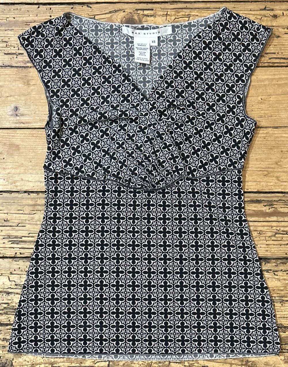 Max Studio Women’s Black/White Multi Design V Neck Sleeveless Top Size XS NWOT